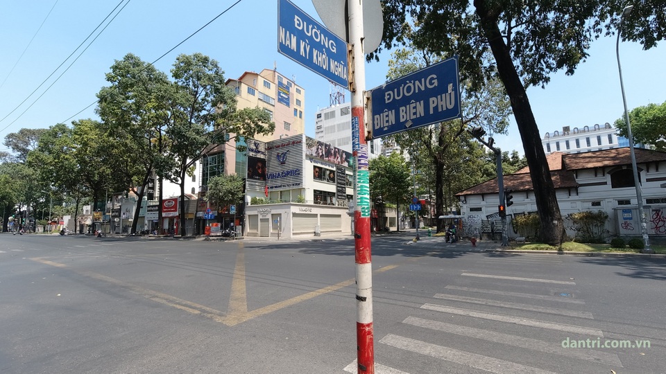 Ngã tư này ngày thương luôn trong tình trạng ùn ứ phương tiện Ngã tư này ngày thương luôn trong tình trạng ùn ứ phương tiện