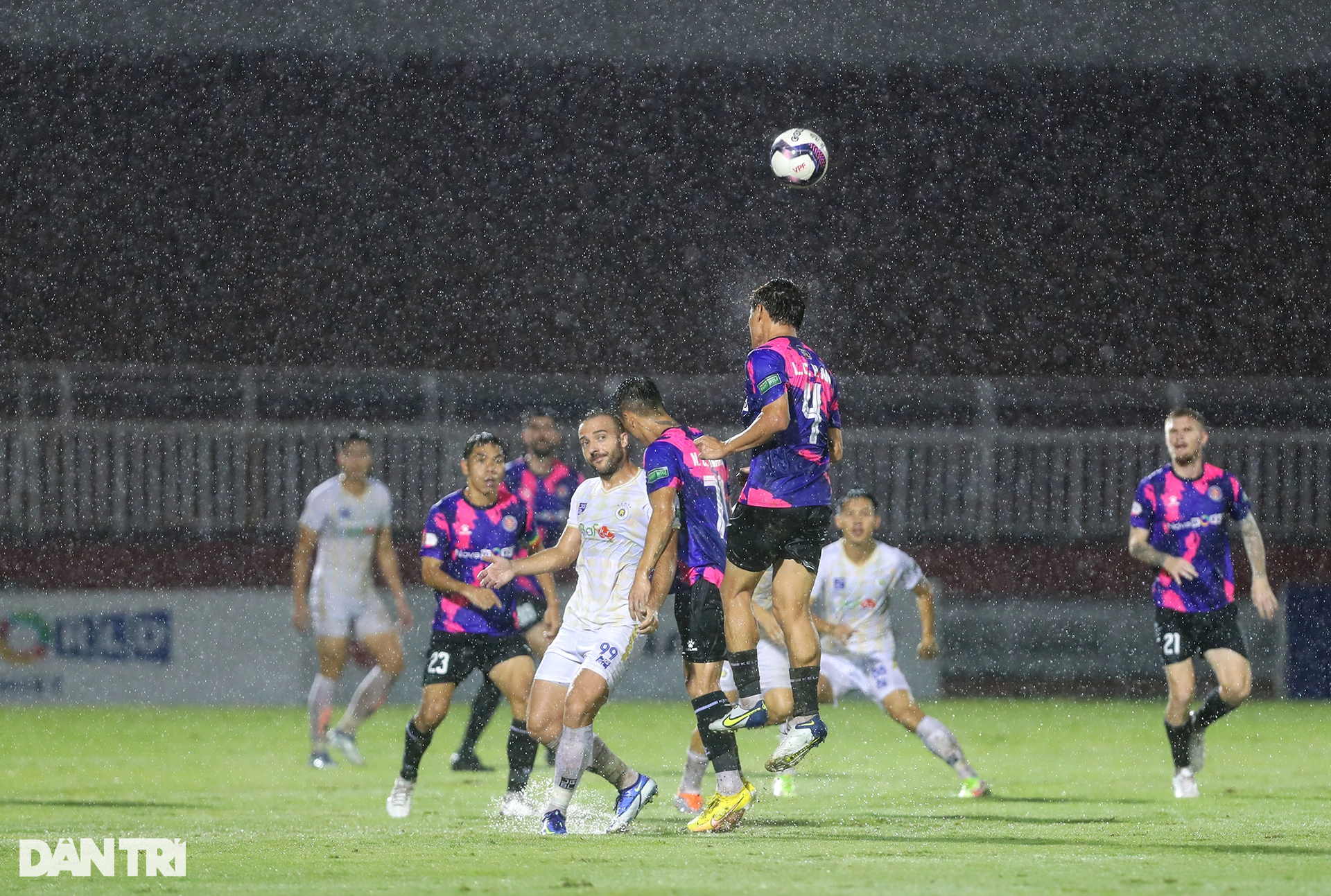 Thủy chiến trên sân Thống Nhất, CLB Hà Nội suýt thất bại trước Sài Gòn FC - 7 Thủy chiến trên sân Thống Nhất, CLB Hà Nội suýt thất bại trước Sài Gòn FC - 7