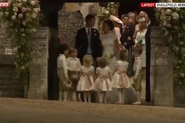 Hoàng tử, Công chúa Anh dễ thương trong đám cưới dì