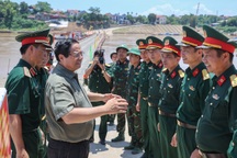 Lữ đoàn vận hành cầu phao Phong Châu được phong tặng Anh hùng