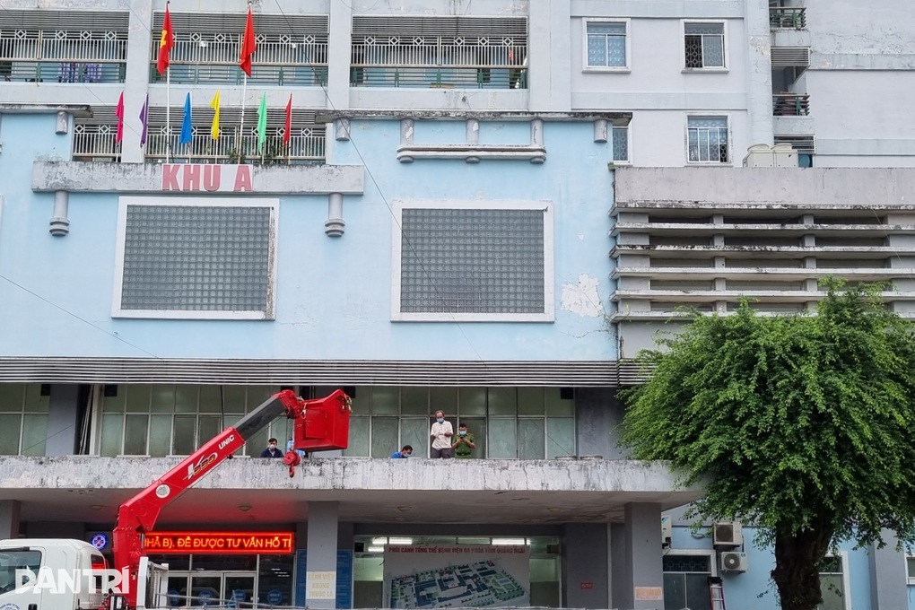 Bệnh nhân mất tích 6 ngày được phát hiện tử vong trên ban công bệnh viện - 1 Bệnh nhân mất tích 6 ngày được phát hiện tử vong trên ban công bệnh viện - 1