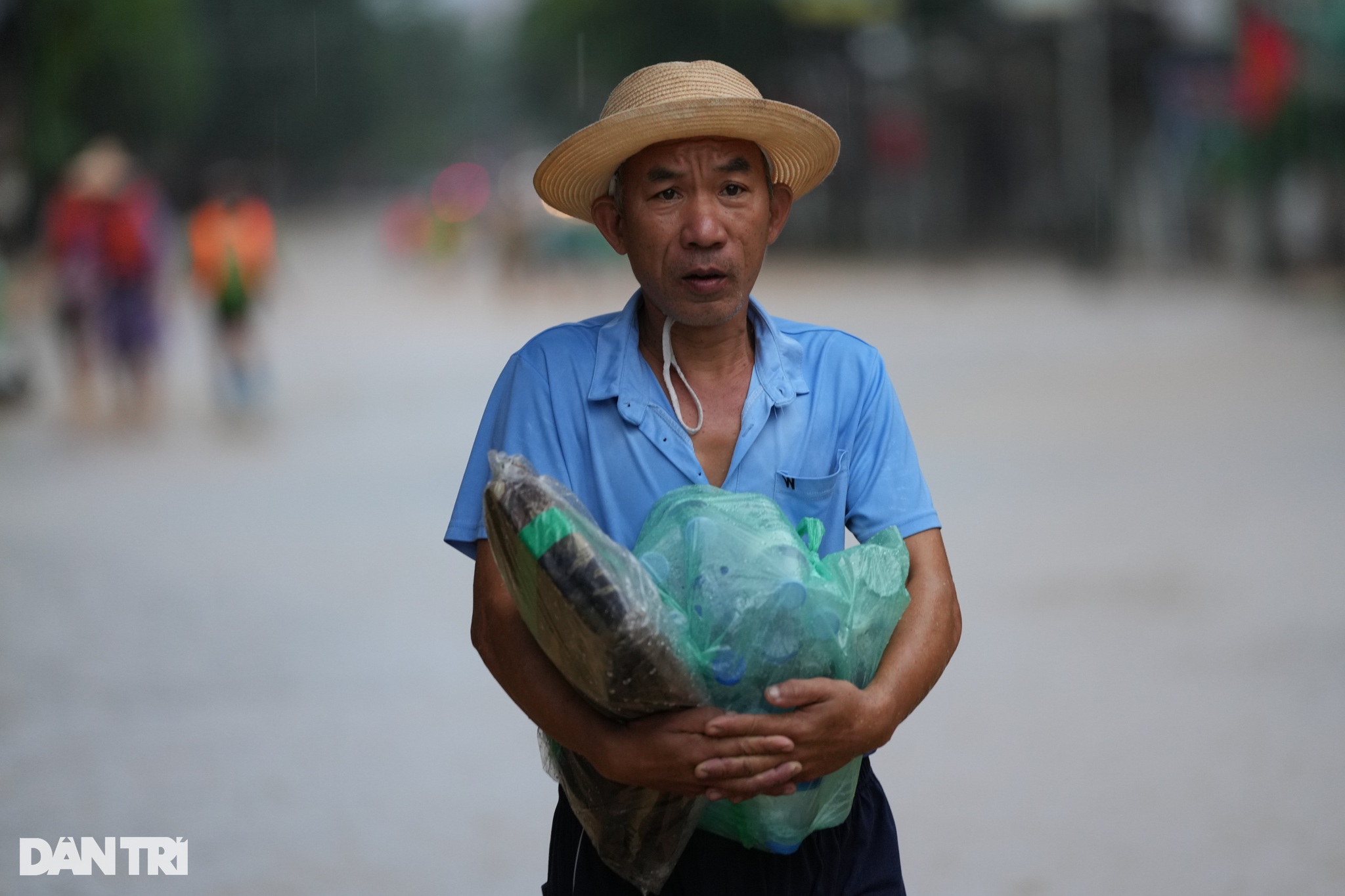 View - Xuyên đêm tiếp tế lương thực cho người dân vùng lũ Thái Nguyên | Báo Dân trí