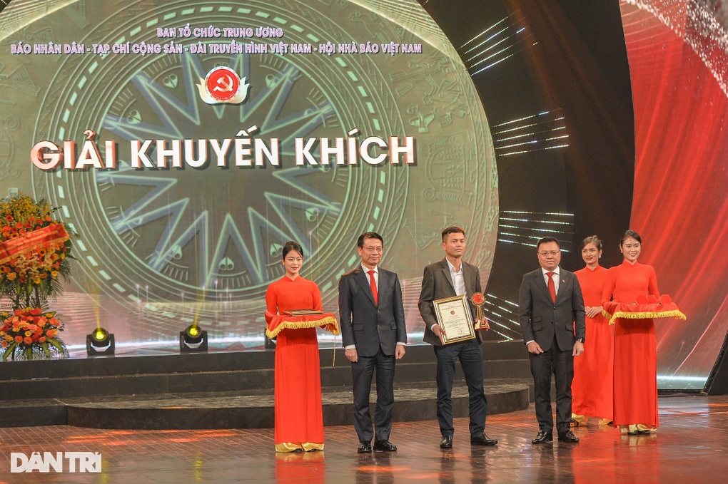 74 tác phẩm được trao Giải Búa liềm vàng lần thứ VII - 2 74 tác phẩm được trao Giải Búa liềm vàng lần thứ VII - 2