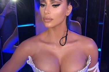 Kim Kardashian diện váy "phô vòng một"