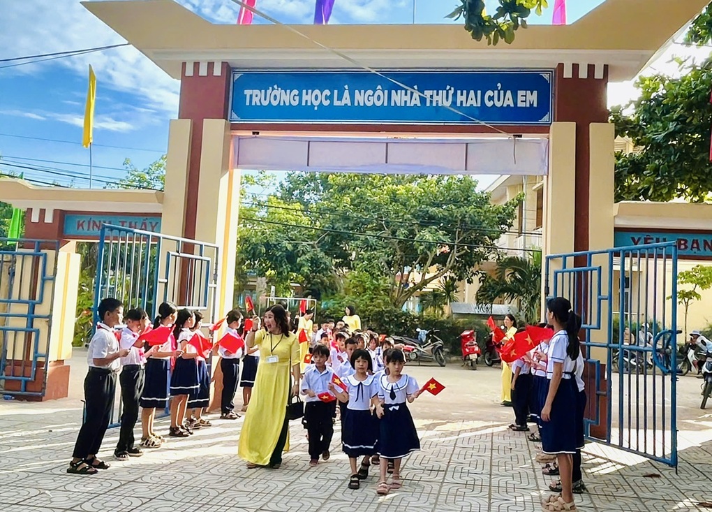 Eröffnungsfeier an einem Ort mit nur 20 Schülern und 3 Lehrern - 3 Lễ khai giảng ở nơi chỉ có 20 học trò, 3 giáo viên - 3