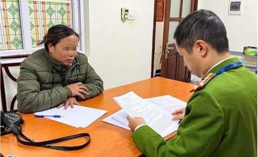 Công an làm việc với người chặt chém 80.000 đồng một củ khoai nướng - 1 Công an làm việc với người chặt chém 80.000 đồng một củ khoai nướng - 1