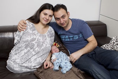 Bà mẹ khuyết tay, chân vẫn sinh con khoẻ mạnh