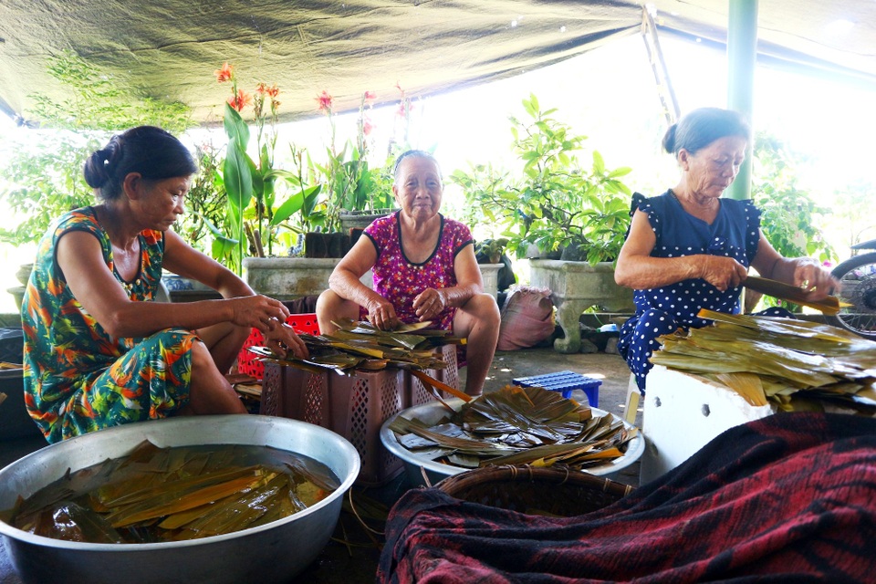 Bánh ú tro truyền thống tất bật vào vụ Tết Đoan Ngọ - 3 Bánh ú tro truyền thống tất bật vào vụ Tết Đoan Ngọ - 3