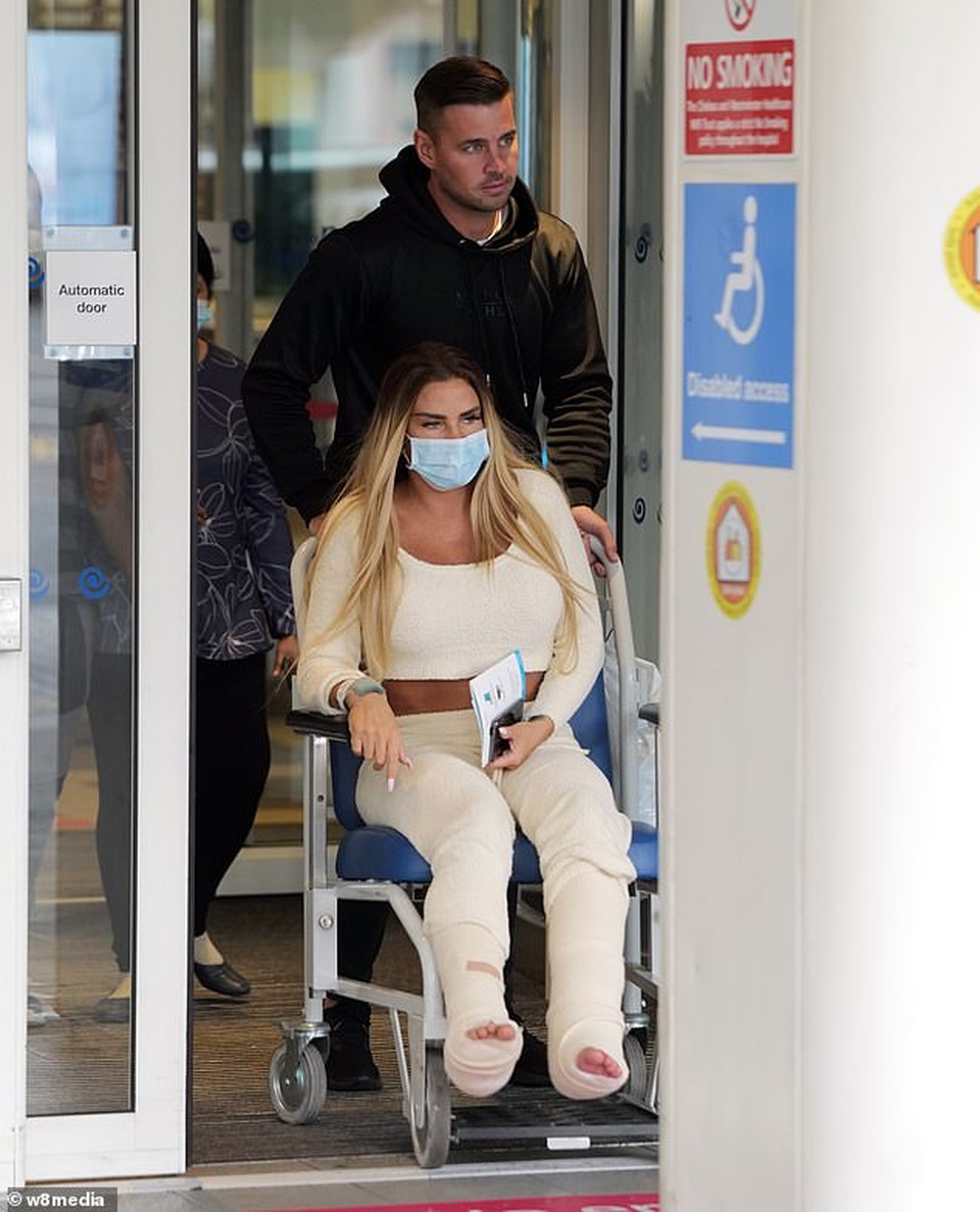 Bạn trai bế Katie Price rời bệnh viện sau ca phẫu thuật chân - 6 Bạn trai bế Katie Price rời bệnh viện sau ca phẫu thuật chân - 6