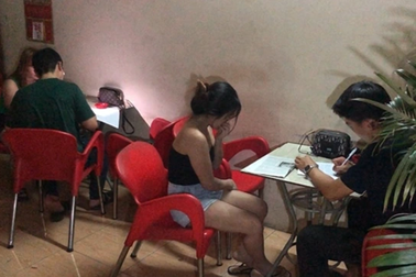 Chủ quán cà phê móc nối với nhà nghỉ, điều "đào" cho khách