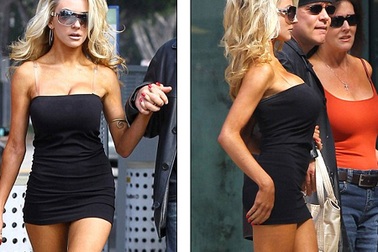 Cô dâu 17 tuổi gây sốc với váy gợi cảm