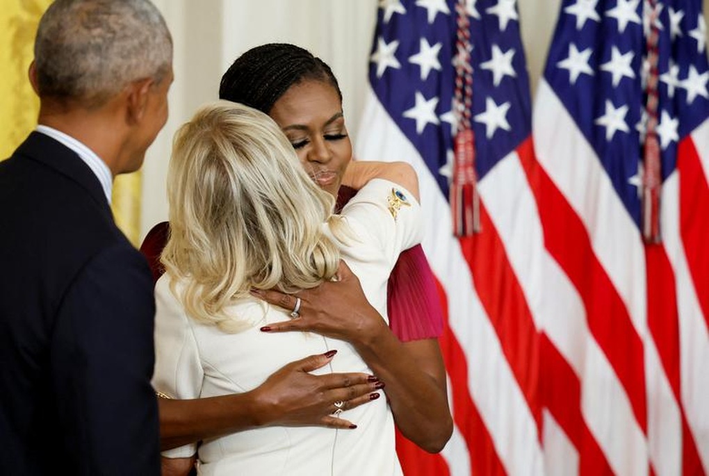 Công bố tranh chân dung vợ chồng cựu Tổng thống Obama tại Nhà Trắng - 9 Công bố tranh chân dung vợ chồng cựu Tổng thống Obama tại Nhà Trắng - 9