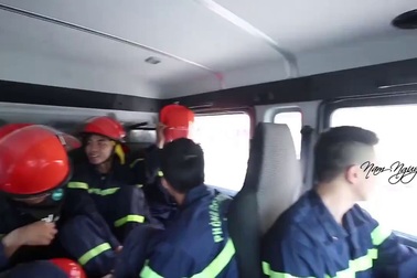 Nhiều xe vô ý thức không chịu nhường đường dù xe cứu hỏa đã hú còi và phát loa yêu cầu