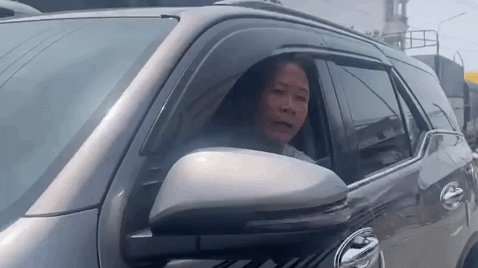 Tài xế lái ô tô ngược chiều, đòi đánh người quay video ở TPHCM - 1