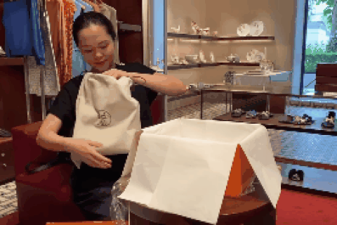 Vợ cầu thủ Duy Mạnh khoe "đập hộp" hàng hiệu trăm triệu đồng lúc mang bầu