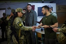 Tổng thống Zelensky ra tiền tuyến, tuyên bố Ukraine "sẽ chiến thắng"