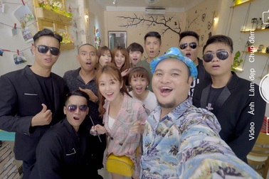 Cùng khám phá những tính năng nổi trội của tuyệt phẩm selfie đông đủ đẹp trong siêu phẩm hài mới nhất