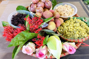 Mâm cúng giá 1,7 triệu đồng "đắt như tôm tươi" ngày Tết Đoan Ngọ