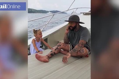 Bật cười với clip con gái ném điện thoại của bố xuống biển vì bị ngó lơ