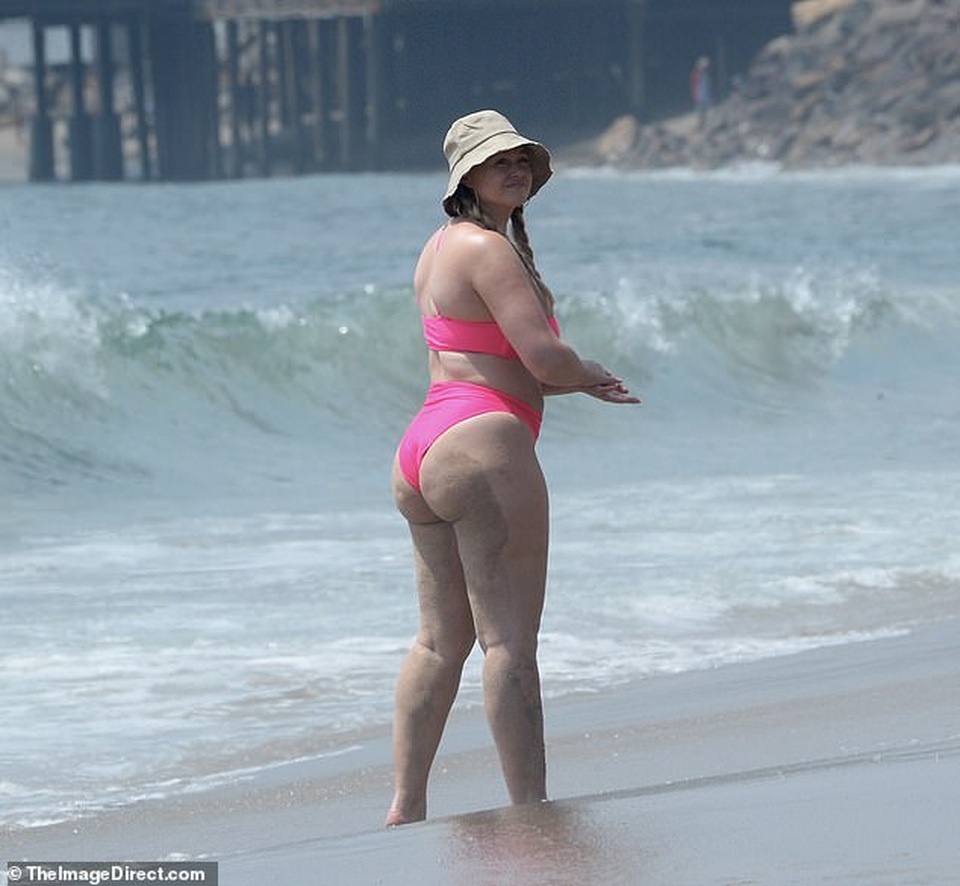 Siêu mẫu ngoại cỡ mặc áo tắm đưa con ra biển - 3 Siêu mẫu ngoại cỡ mặc áo tắm đưa con ra biển - 3