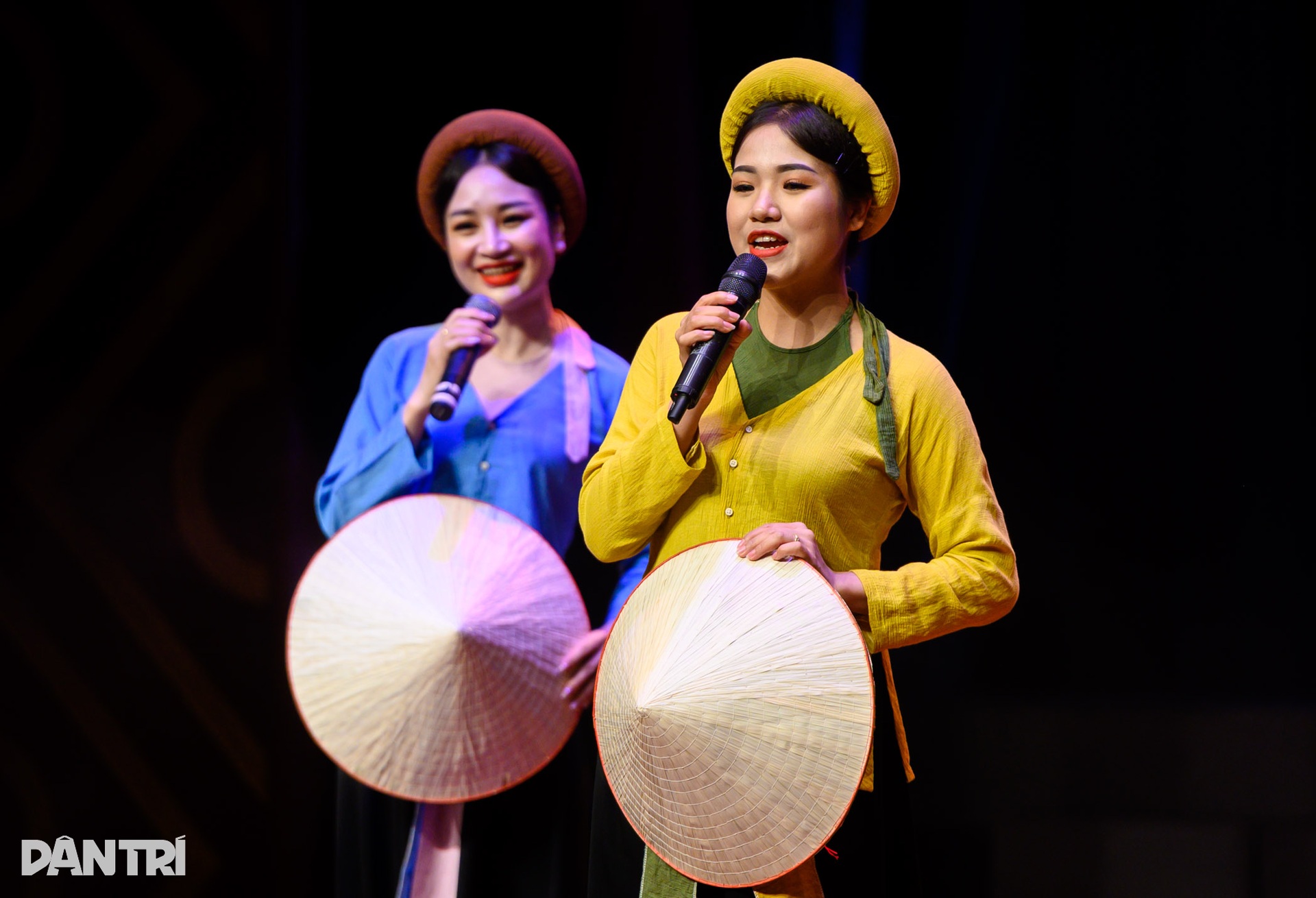 Đại sứ nước ngoài thích thú làm tranh Đông Hồ, mặc áo tứ thân - 17 Đại sứ nước ngoài thích thú làm tranh Đông Hồ, mặc áo tứ thân - 17