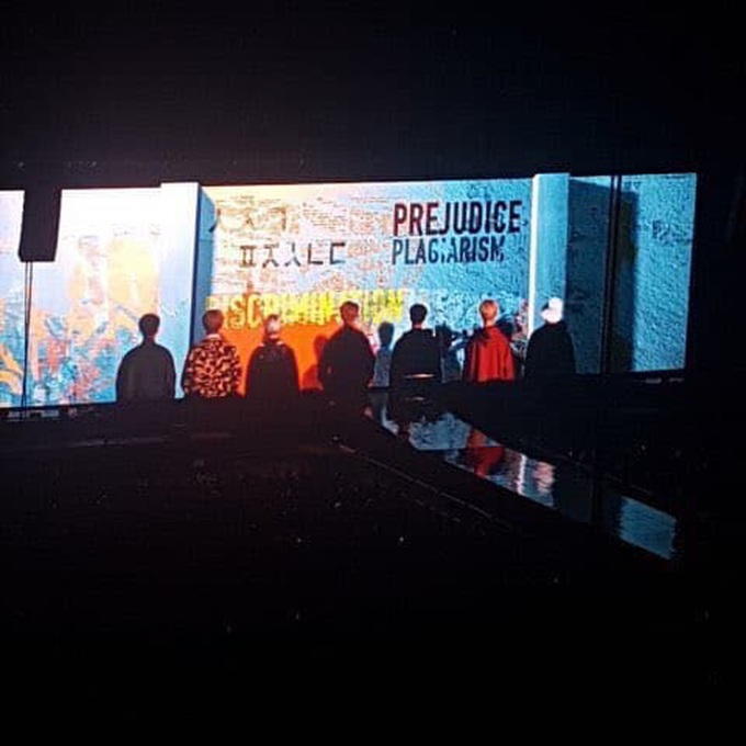 Concert đen tối năm 2016 của BTS: RM bị “ném đá”, giễu cợt khi mơ ước được Daesang, cả nhóm bị “tổng tấn công” với cáo buộc đạo nhái - Ảnh 8. Concert đen tối năm 2016 của BTS: RM bị “ném đá”, giễu cợt khi mơ ước được Daesang, cả nhóm bị “tổng tấn công” với cáo buộc đạo nhái - Ảnh 8.