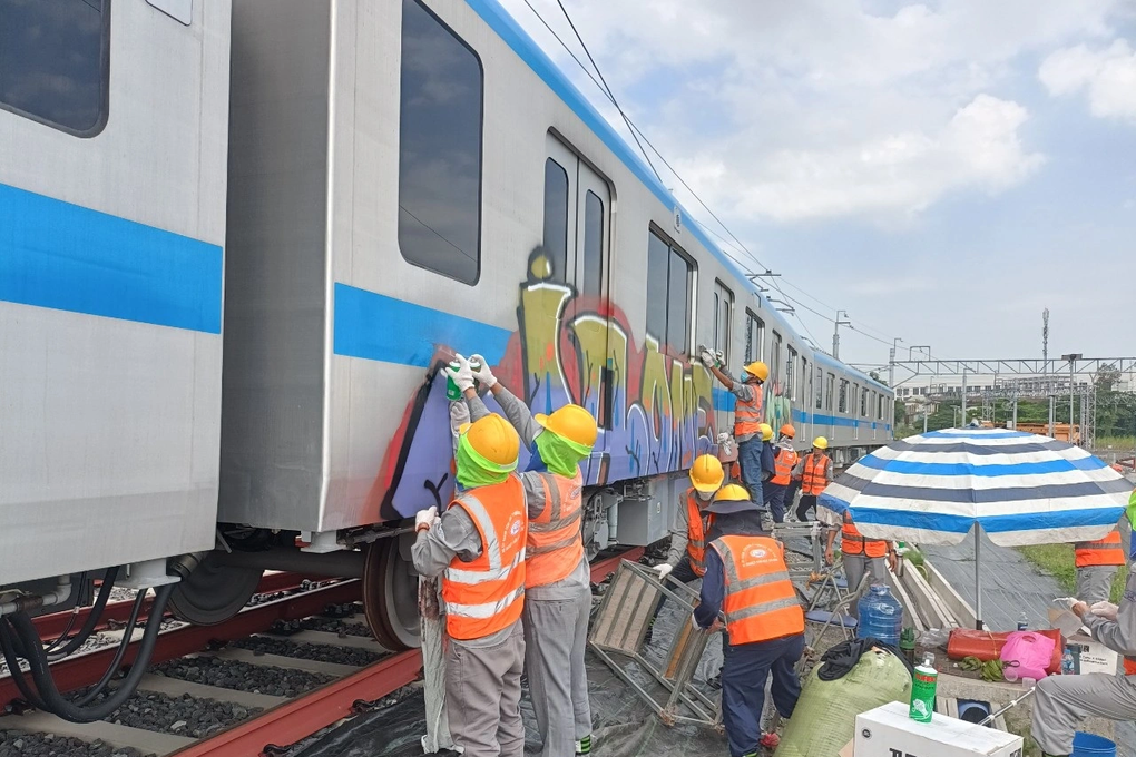 Nghi vấn kẻ vẽ bậy ở metro số 1 TPHCM là người nước ngoài - 1 Nghi vấn kẻ vẽ bậy ở metro số 1 TPHCM là người nước ngoài - 1