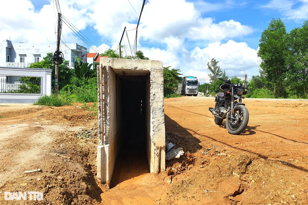 Cống thoát nước như bức tường chắn nhà dân với quốc lộ - 2 Cống thoát nước như bức tường chắn nhà dân với quốc lộ - 2
