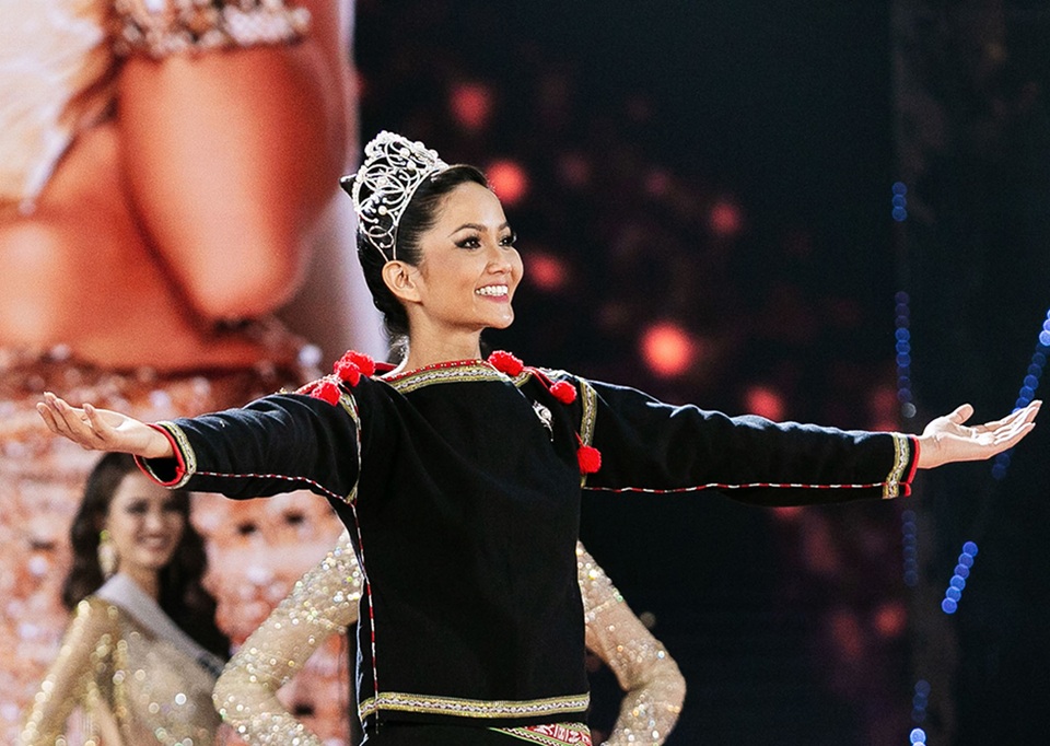 H’Hen Niê gây sốt khi diện trang phục cô gái Ê-Đê, đi chân trần trao vương miện cho tân Hoa hậu - 7 H’Hen Niê gây sốt khi diện trang phục cô gái Ê-Đê, đi chân trần trao vương miện cho tân Hoa hậu - 7