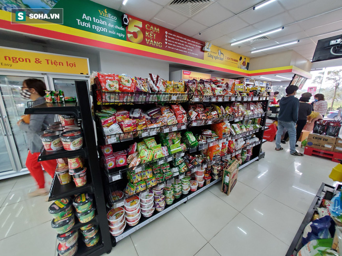 Chỉ trong 1 giờ, nhiều siêu thị ở Hà Nội đã bổ sung thần tốc nhu yếu phẩm để cung ứng cho người dân - Ảnh 10. Chỉ trong 1 giờ, nhiều siêu thị ở Hà Nội đã bổ sung thần tốc nhu yếu phẩm để cung ứng cho người dân - Ảnh 10.