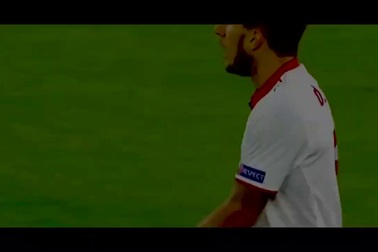 Ba lần bóng chạm tay các cầu thủ Sevilla trong vòng cấm