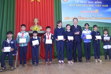 Trao hàng chục suất học bổng và xe đạp cho học sinh nghèo hiếu học tại Lâm Đồng