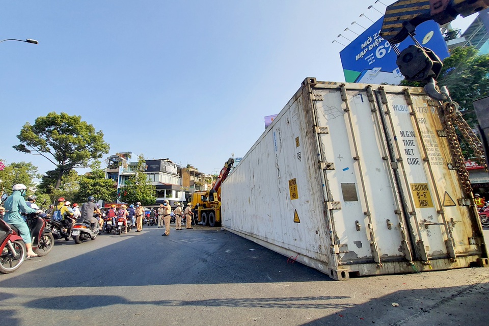 Xe khủng lật giữa vòng xoay, thùng container rơi xuống đường - 2 Xe khủng lật giữa vòng xoay, thùng container rơi xuống đường - 2