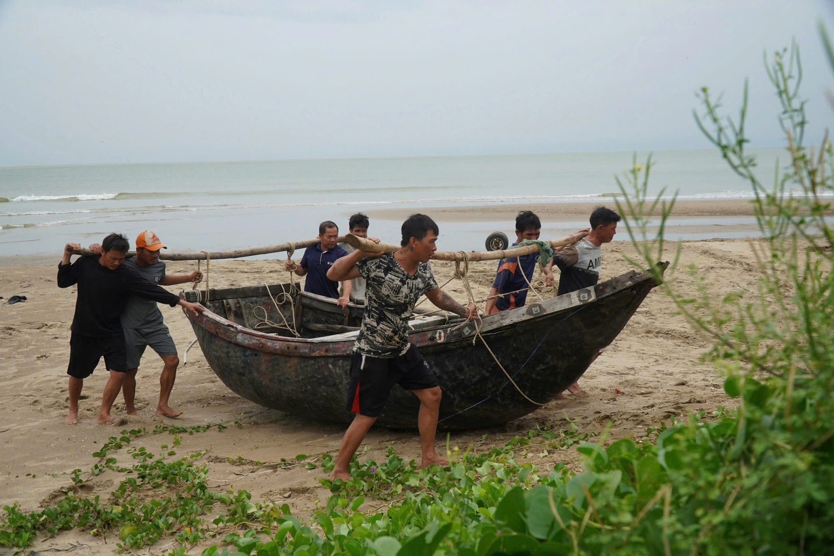 Siêu bão Yagi di chuyển nhanh, người dân hối hả ứng phó