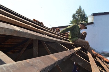 Lốc xoáy đã làm 14 căn nhà bị tốc mái, hư hỏng nặng