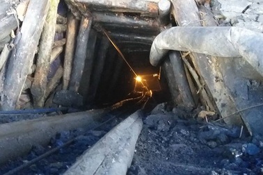 Đột nhập mỏ than thổ phỉ, chứng kiến phu than “lặn” sâu hàng chục mét dưới lòng đất