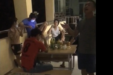 Quảng Trị: Nhóm người tụ tập ăn mừng trước ngày rời khu cách ly