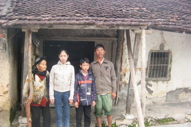 Bé 12 tuổi khóc ròng khi nghe ai nhắc về bố và mẹ