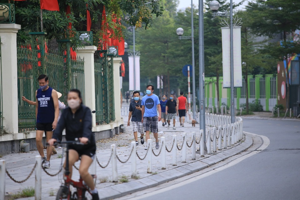 Hà Nội: Công viên đóng cửa, người dân đổ ra vỉa hè tập thể dục - 2 Hà Nội: Công viên đóng cửa, người dân đổ ra vỉa hè tập thể dục - 2