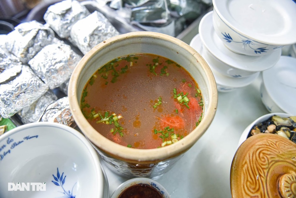 Quán bún ốc nguội gia truyền 3 đời, bà chủ U70 gẩy ốc điệu nghệ như múa - 3 Quán bún ốc nguội gia truyền 3 đời, bà chủ U70 gẩy ốc điệu nghệ như múa - 3