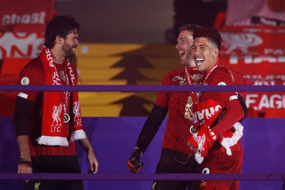 Liverpool ngập tràn hạnh phúc nhận cúp vô địch Premier League - 3 Liverpool ngập tràn hạnh phúc nhận cúp vô địch Premier League - 3