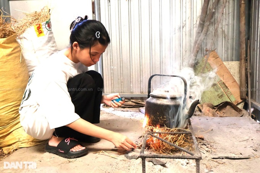 Khó khăn bủa vây đường đến trường của nữ sinh mồ côi cả bố mẹ - 1 Khó khăn bủa vây đường đến trường của nữ sinh mồ côi cả bố mẹ - 1