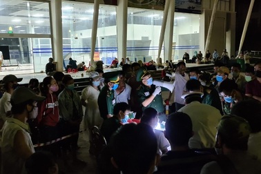 Hàng ngàn người nhập cảnh qua cửa khẩu trước giờ cách ly xã hội