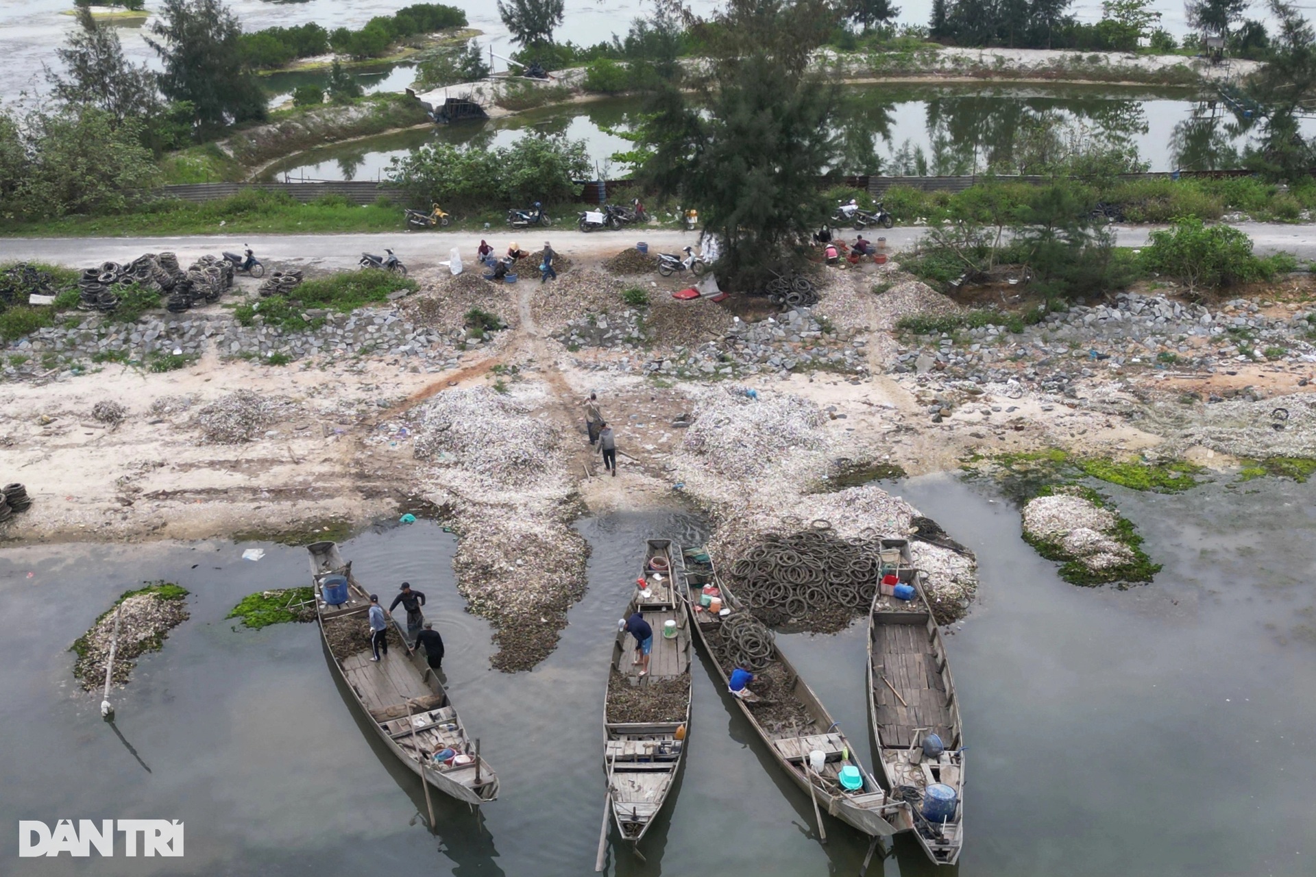 Cọc gỗ, bê tông và lốp xe cũ giăng kín tuyệt tình cốc xứ Huế - 4 Cọc gỗ, bê tông và lốp xe cũ giăng kín tuyệt tình cốc xứ Huế - 4