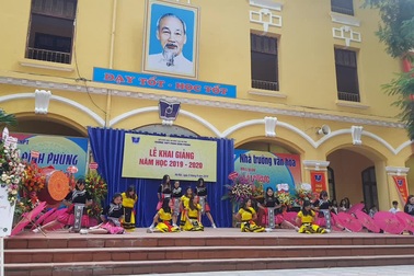 Á hậu Tường San về thăm trường cũ, nhảy “Để Mị nói cho mà nghe” cực sung