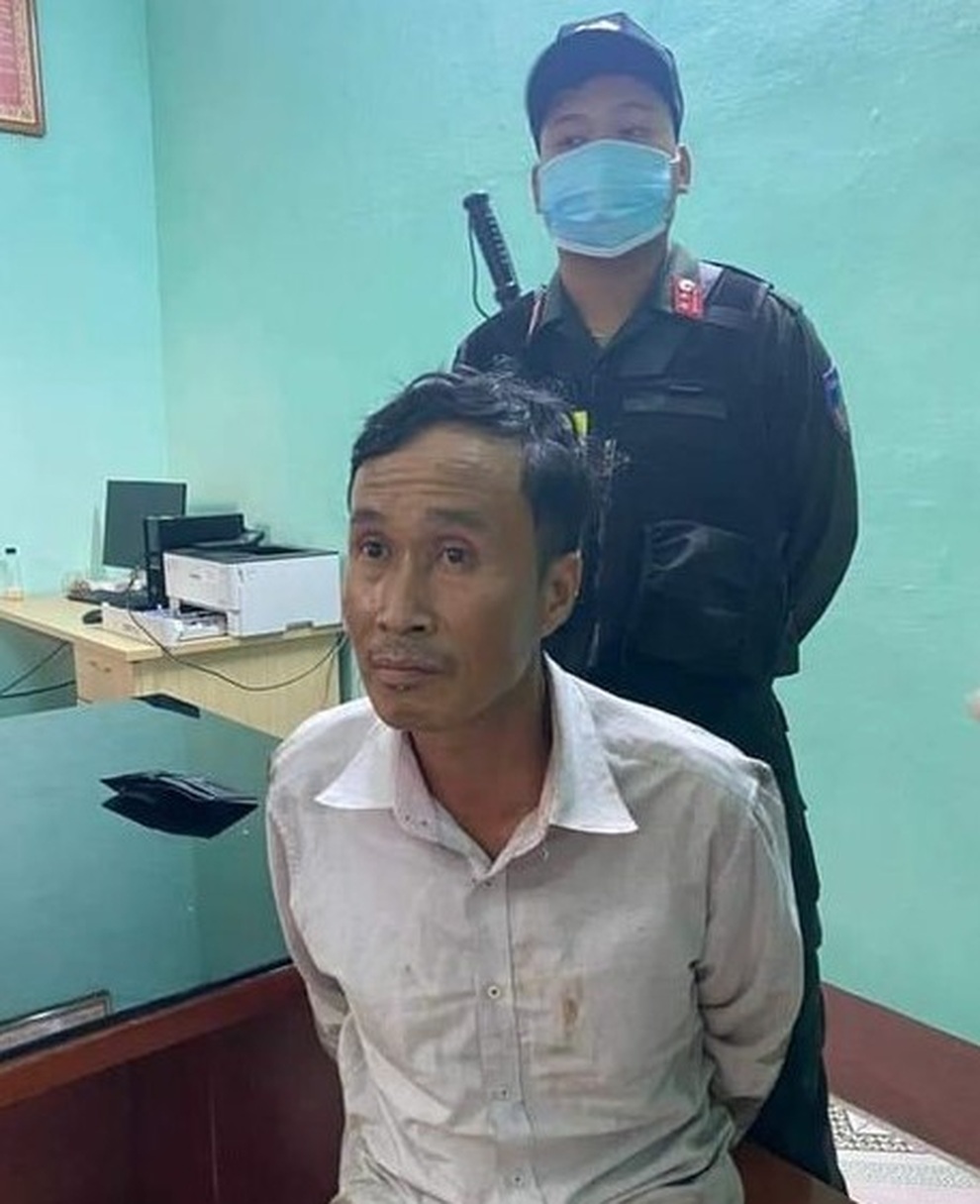 Bắt gã đàn ông nghi ra tay sát hại mẹ đẻ rồi bỏ trốn lên đồi - 1 Bắt gã đàn ông nghi ra tay sát hại mẹ đẻ rồi bỏ trốn lên đồi - 1