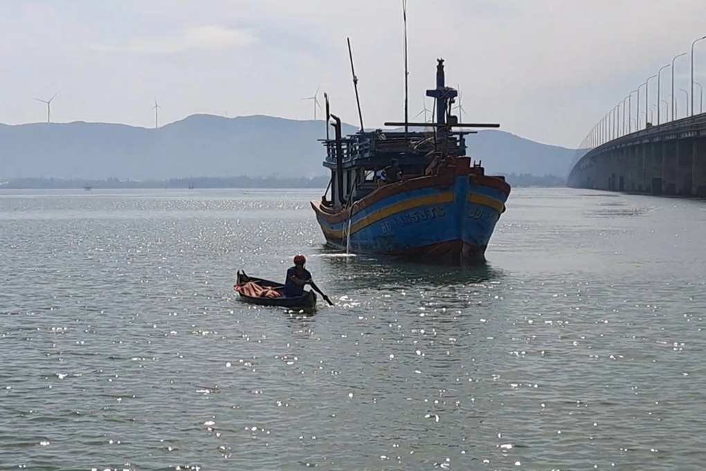 Người đàn ông nhanh trí chèo thuyền cứu người phụ nữ nhảy cầu Thị Nại - 2 Người đàn ông nhanh trí chèo thuyền cứu người phụ nữ nhảy cầu Thị Nại - 2