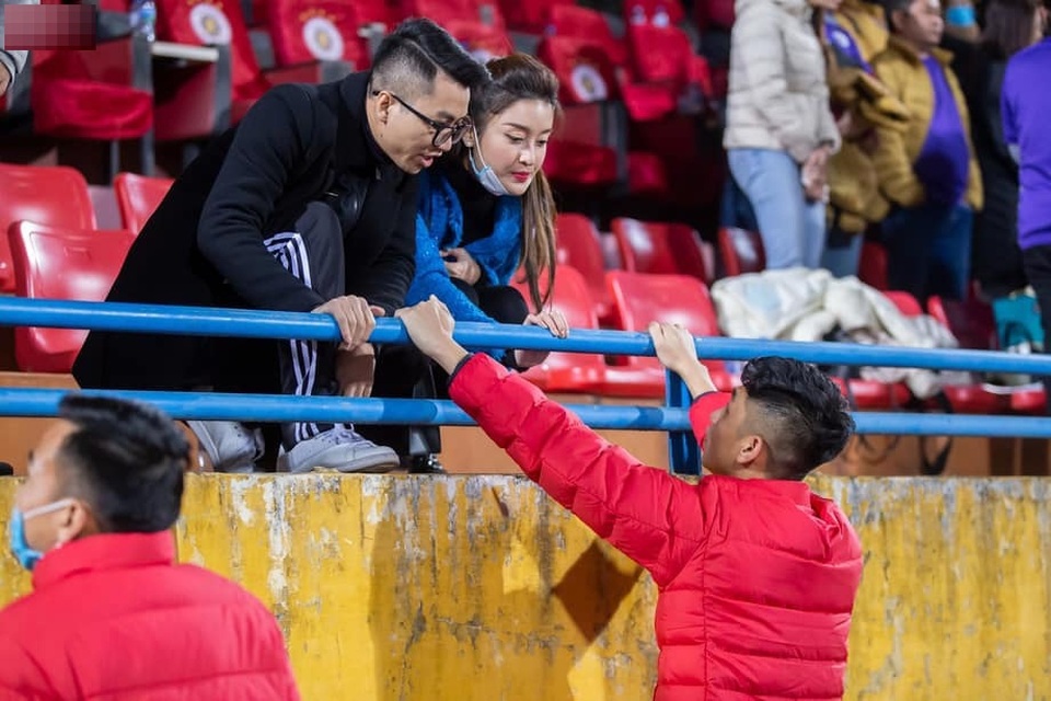 Huyền My nổi bần bật trên báo Thái Lan khi đến sân Hàng Đẫy xem bóng đá - 4 Huyền My nổi bần bật trên báo Thái Lan khi đến sân Hàng Đẫy xem bóng đá - 4