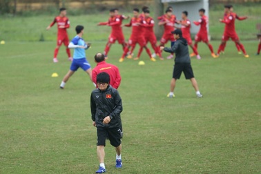 Bác sĩ từng chữa trị cho Park Ji Sung sang Việt Nam giúp HLV Park Hang Seo