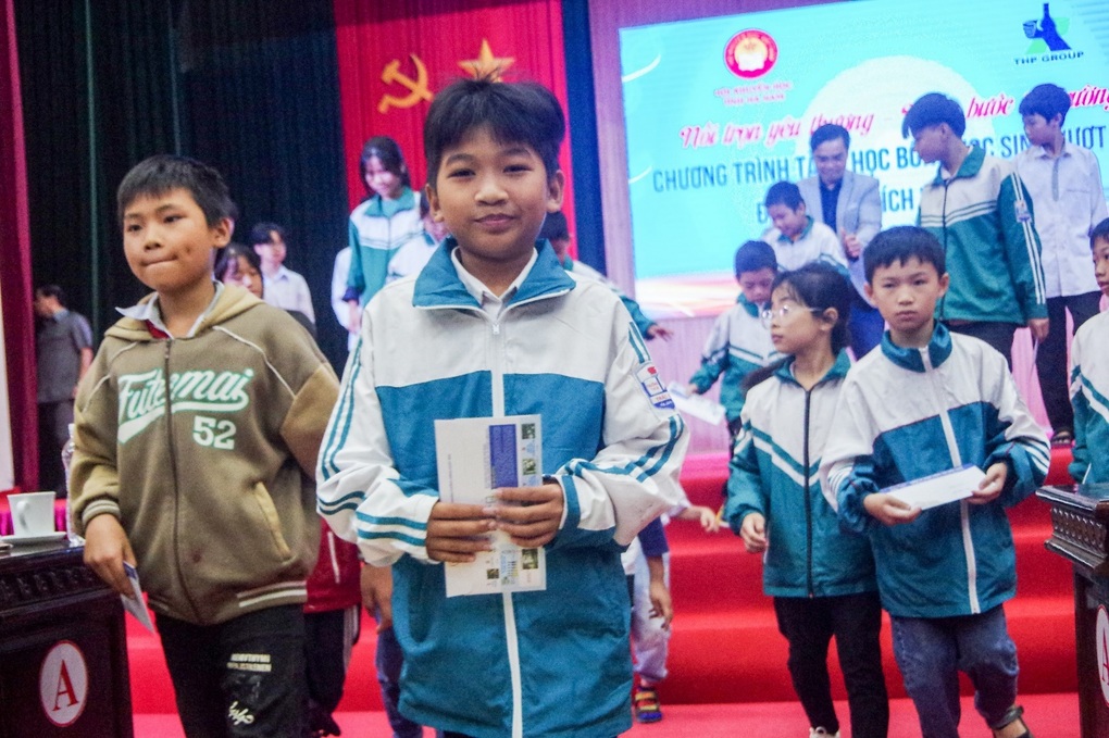 Tân Hiệp Phát trao 150 phần học bổng cho các em học sinh khó khăn tại Hà Nam - 3